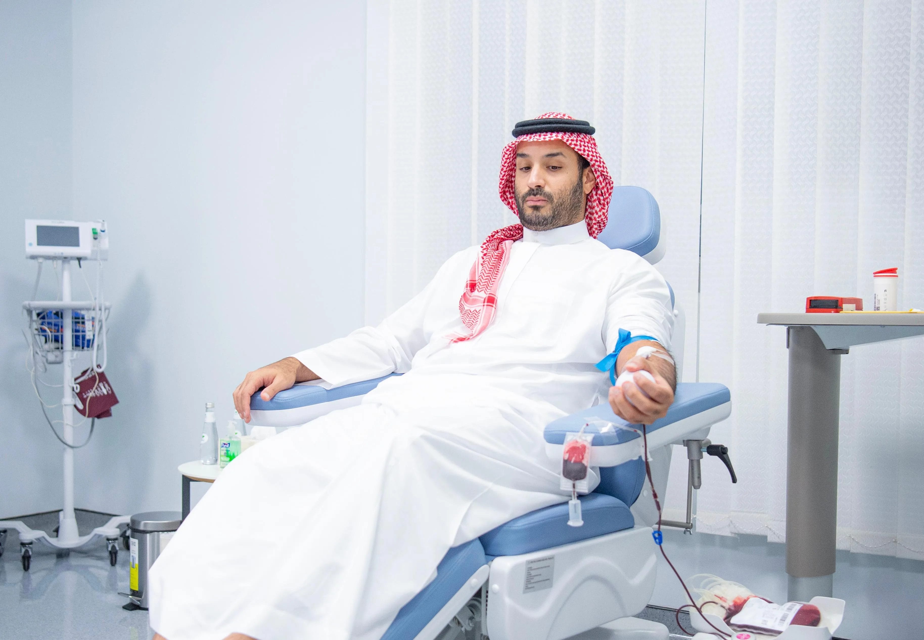 الأمير محمد بن سلمان يتبرع بالدم
