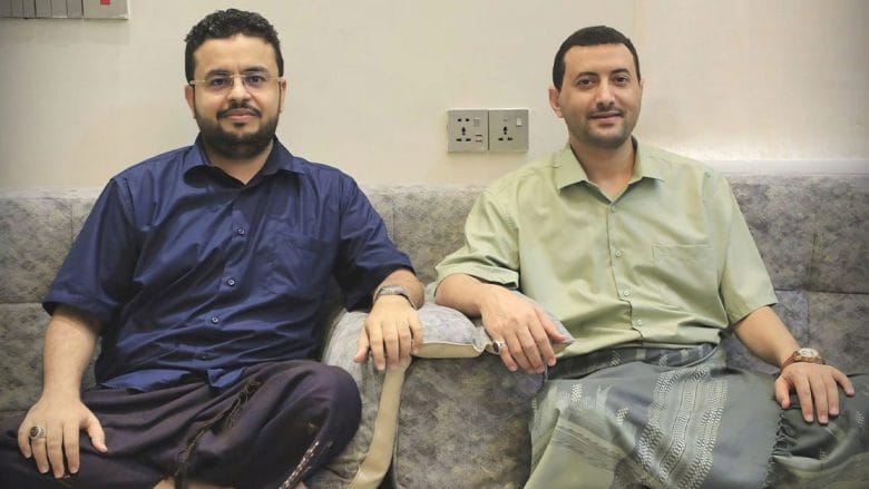حقيقة إصابة يحيى سريع ببتر في القدمين.. صورة حديثة تثير الجدل بعد اختفاء غامض 1 صورة يحيى سريع ونصر الدين عامر تثير الجدل